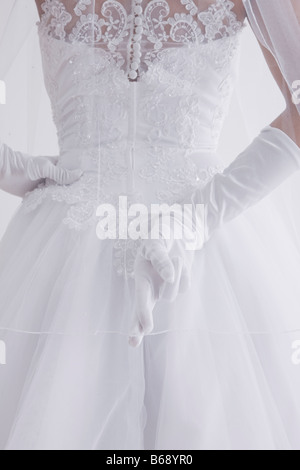 Kreuzen ihre Finger hinter dem Rücken Braut Stockfoto