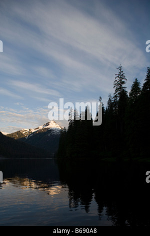 USA Alaska Misty Fjords National Monument untergehenden Sonne leuchtet Regenwald auf Klippen entlang Rudyerd Bay am Sommerabend Stockfoto