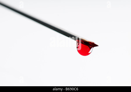 Bluttropfen am Ende der Injektionsnadel Stockfoto