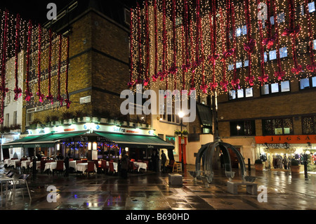 Weihnachtseinkäufe Dekorationen St Christophers Ort & Bereich "Oxford Street" Essen und trinken in Londons West End regnerischen Abend Stockfoto