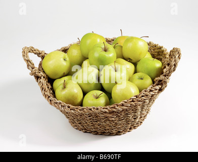 Golden Delicious äpfel Warenkorb weißer Hintergrund Stockfoto