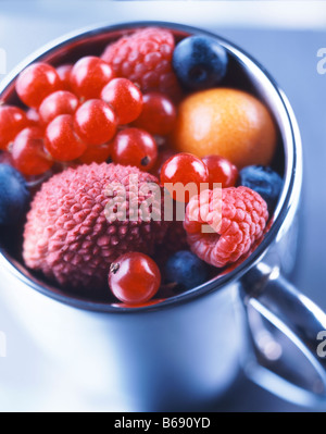 Sommer und exotischen Früchten in einer Tasse hautnah Stockfoto