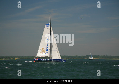 Rennyacht "Artemis" mit Geschwindigkeit im Solent in der Nähe von Lymington Hampshire England UK Stockfoto