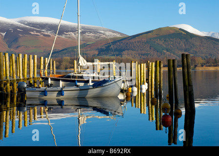 Boote vertäut am Nichol Ende Marine, Derwent Water, Nationalpark Lake District, Cumbria, England UK Stockfoto