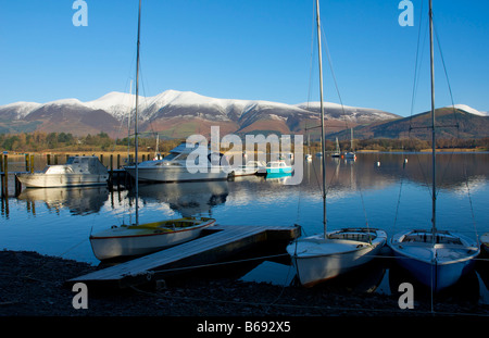 Boote im Nichol Ende Marine, Derwent Water, mit schneebedeckten Skiddaw hinter Nationalpark Lake District, Cumbria, England UK Stockfoto