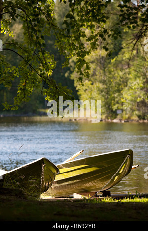 Bug von zwei grünen beached Fiberglas Ruderboote / Skiffs, Finnland Stockfoto