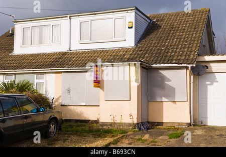 Repossessed Doppelhaushälfte Haus zum Verkauf Versteigerung in South Wales UK Stockfoto