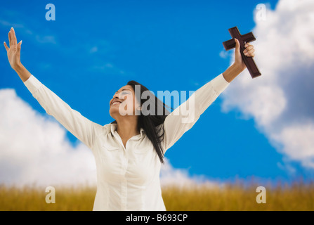 Junge Frau in Himmel Stockfoto