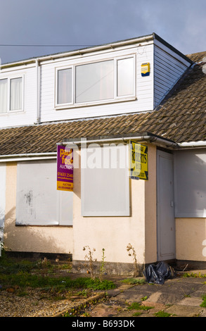 Repossessed Doppelhaushälfte Haus zum Verkauf Versteigerung in South Wales UK Stockfoto