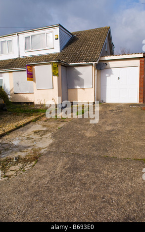 Repossessed Doppelhaushälfte Haus zum Verkauf Versteigerung in South Wales UK Stockfoto