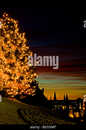 Edinburgh-Weihnachtsbaum auf dem Hügel mit farbenfrohen Sonnenuntergang im Hintergrund über das Westend, Schottland, Großbritannien, Europa Stockfoto