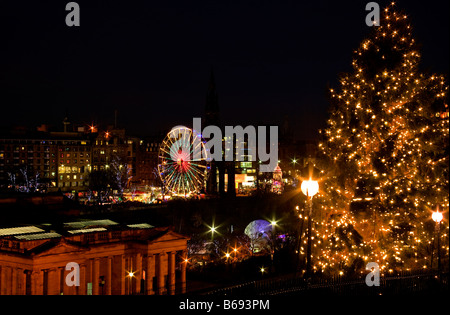 Edinburgh-Weihnachtsbaum auf dem Hügel mit der beleuchteten Nationalgalerien und Winter Wunderland im Hintergrund, Schottland, Vereinigtes Königreich, Stockfoto