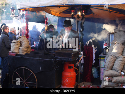 Gebratene Kastanien Stand auf Weihnachtsmarkt Lincoln, Lincoln, England, U.K Stockfoto