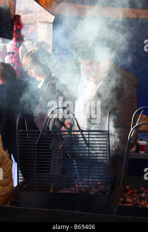 Gebratene Kastanien am Lincoln Christmas Market, Lincoln, England, Großbritannien Stockfoto