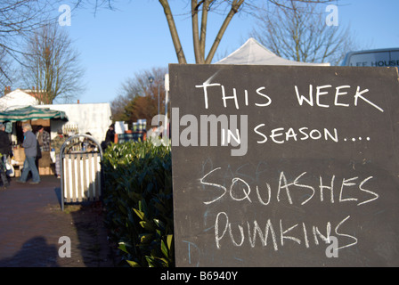 falsch geschriebene handschriftliche Hinweis auf einem Bauernmarkt in Twickenham, England, bietet Pumkins statt Kürbisse Stockfoto