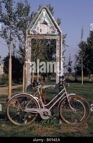 verkettete Fahrräder im Mauerpark Berlin Deutschland Stockfoto