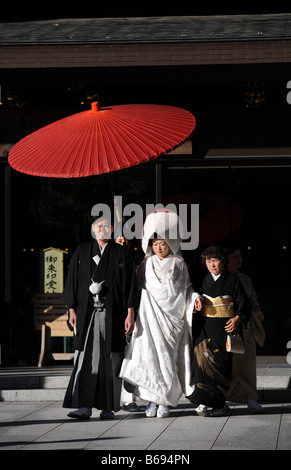 Der Bräutigam und die Braut bei einer Shinto Hochzeitszeremonie am Meiji-Schrein Tokio Japan Stockfoto