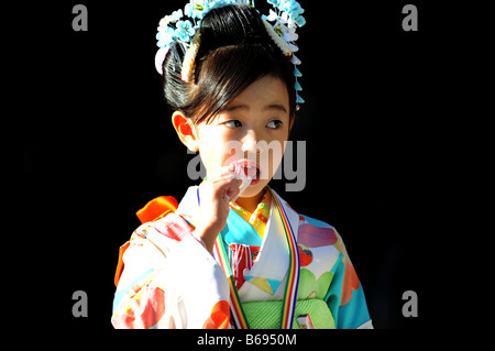 Eine junge japanische Mädchen, gekleidet in einem Kimono Stockfoto