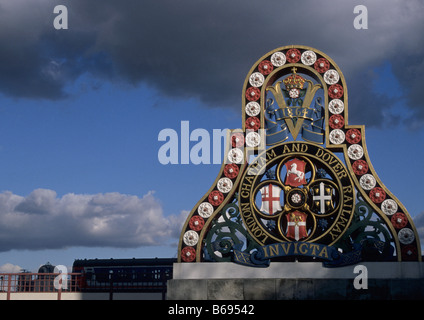 Wappen des London, Chatham and Dover Railway Zeichens auf der ursprünglichen Blackfriars Bridge London Stockfoto