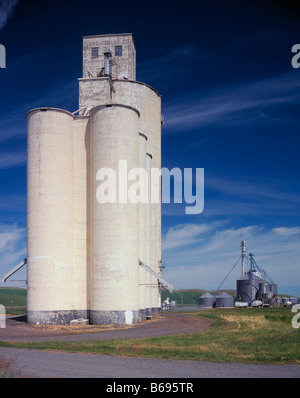 WASHINGTON - Getreidesilos in Bauernhof-Feldern in der Nähe der Stadt Steptoe im Bereich Palouse. Stockfoto