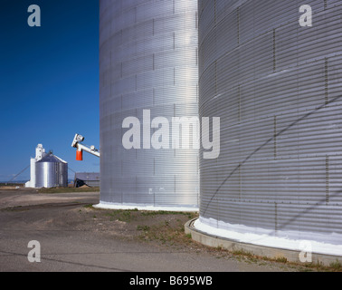 WASHINGTON - Getreidesilos an Withrow im Douglas County. Stockfoto