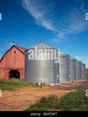 WASHINGTON - Scheune und Getreide silos in einem Bauernhof-Feld in der Palouse-Bereich der Eastern Washington. Stockfoto