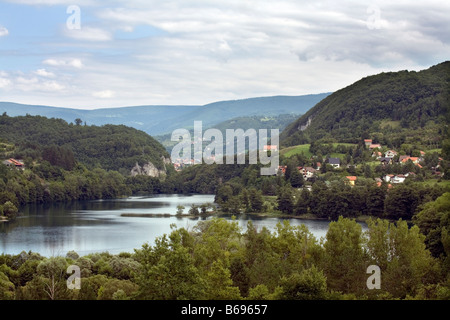 Bosnien und Herzegowina Dorf Jezero und Gemeinde an den Ufern des Pliva See nahe der Stadt Jajce Stockfoto