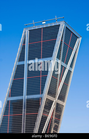 Geneigten Wolkenkratzer mit Reflexion Stockfoto
