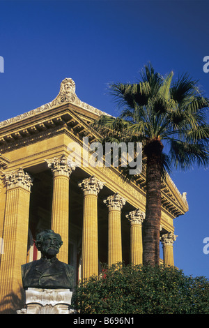 Verdi-Büste am Teatro Massimo in Piazza Verdi in der Provinz Messina Taormina Sizilien Italien Stockfoto