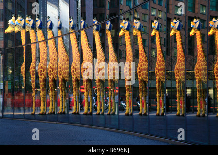 LEGO Giraffe am Potsdamer Platz in Berlin, Deutschland; die Giraffe besteht aus Legosteinen Stockfoto