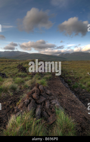 Connemara Turf Stack Haufen Heap Hügel bereit Remis nach Hause bringen in einem Moor, westlich von Irland Stockfoto