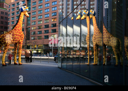 LEGO Giraffe am Potsdamer Platz in Berlin, Deutschland; die Giraffe besteht aus Legosteinen Stockfoto