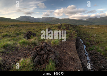 Connemara Turf Stack Haufen Heap Hügel bereit Remis nach Hause bringen in einem Moor, westlich von Irland Stockfoto