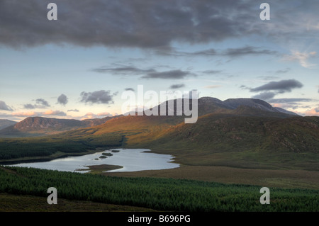 Bencullagh Lough See Nahillion Connemara Nationalpark Galway West Irland Sonnenuntergang Himmel leuchten zwölf Stifte Benna beola Stockfoto