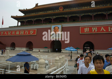 Besucher zur verbotenen Stadt Mao Zedond s Plakat Stockfoto