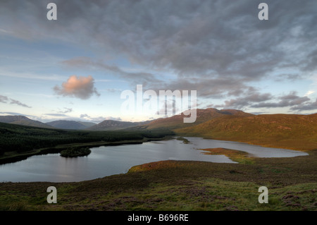 Bencullagh Lough See Nahillion Connemara Nationalpark Galway West Irland Sonnenuntergang Himmel leuchten zwölf Stifte Benna beola Stockfoto