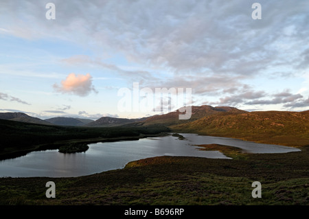 Bencullagh Lough See Nahillion Connemara Nationalpark Galway West Irland Sonnenuntergang Himmel leuchten zwölf Stifte Benna beola Stockfoto