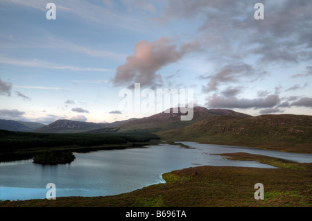 Bencullagh Lough See Nahillion Connemara Nationalpark Galway West Irland Sonnenuntergang Himmel leuchten zwölf Stifte Benna beola Stockfoto