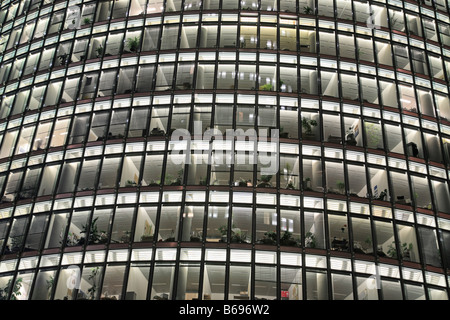 DB-Tower am Potsdamer Platz in Berlin, Deutschland; Potsdamer Platz; Fassade Glasfront Stockfoto