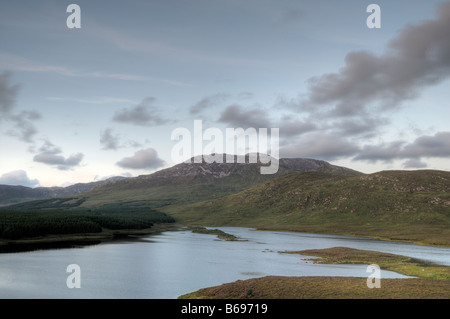 Bencullagh Lough See Nahillion Connemara Nationalpark Galway West Irland Sonnenuntergang Himmel leuchten zwölf Stifte Benna beola Stockfoto