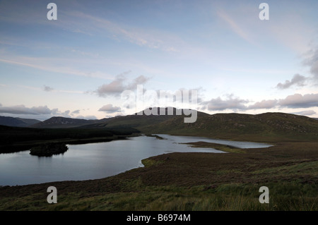 Bencullagh Lough See Nahillion Connemara Nationalpark Galway West Irland Sonnenuntergang Himmel leuchten zwölf Stifte Benna beola Stockfoto