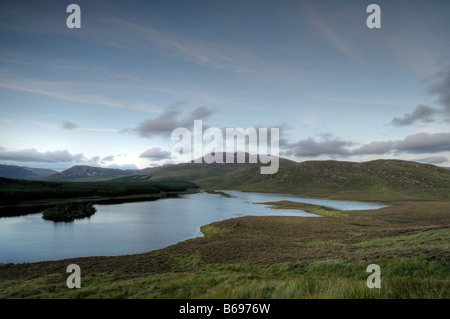 Bencullagh Lough See Nahillion Connemara Nationalpark Galway West Irland Sonnenuntergang Himmel leuchten zwölf Stifte Benna beola Stockfoto