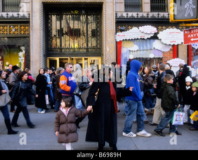 New Yorker Weihnachtseinkäufer und Touristen auf einer überfüllten Fifth Avenue in Midtown Manhattan vor Saks Fifth Avenue. New York City USA Stockfoto