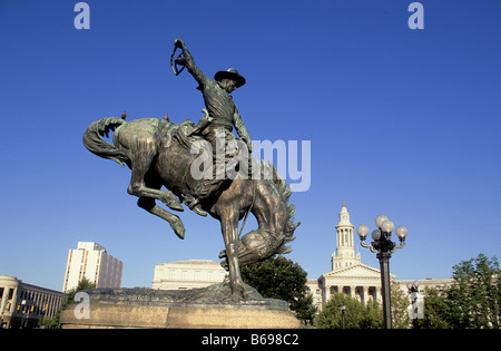 Denver Colorado Bronco Buster Statue von Alexander Procter in der Civic Center USA Stockfoto