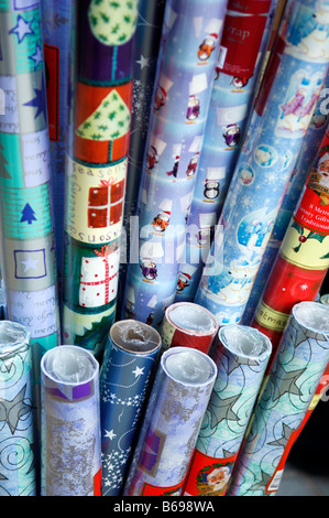 Rollen Weihnachten Geschenkpapier Stockfoto