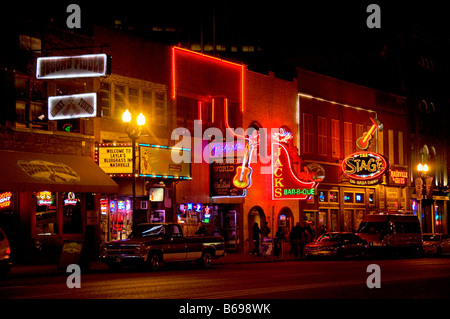 Berühmte Country-Musik-Bars und Restaurants am Broadway in Nashville Tennessee Stockfoto