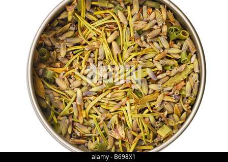 Zinn voller Herbes de Provence isoliert auf weißem Hintergrund Stockfoto