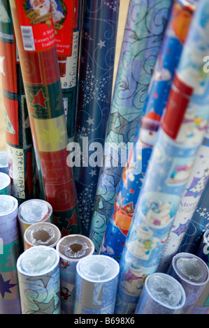 Rollen Weihnachten Geschenkpapier Stockfoto