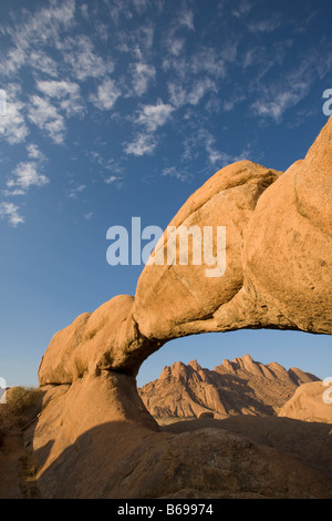 Afrika Namibia Usakos Einstellung Sonne leuchten Granit Arch und Rock formationen rund um Spitzkoppe Berg in der Namib-Wüste Stockfoto