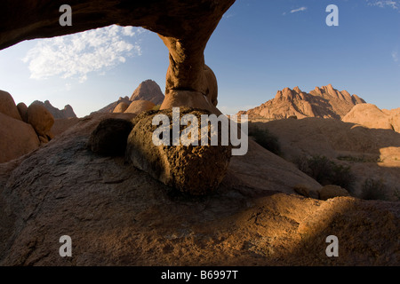 Afrika Namibia untergehenden Sonne leuchtet Spitzoppe Felsformation Stockfoto